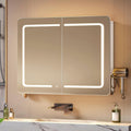 Soluzione funzionale armadietti a specchio con contenitore illuminato